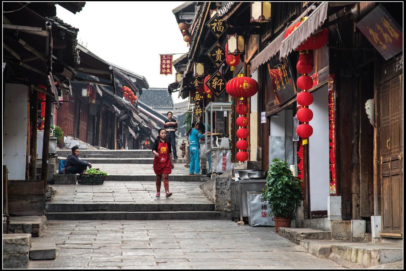 徐璐长发齐刘海发型,齐刘海好减龄修饰脸型,大长腿吸人眼球